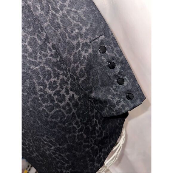 Great CONDITION STUNNING Chico’s Womens animal print tunic NWOT black Size 1 (US - Picture 6 of 11